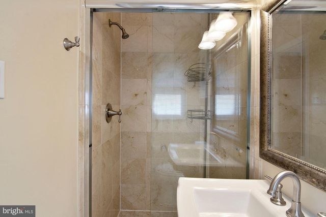 6807 DEAN DR, Mclean, VA 22101