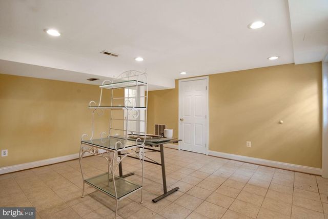 6807 DEAN DR, Mclean, VA 22101