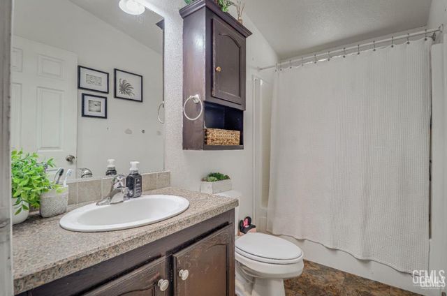 6601 Eucalyptus Drive 221, Bakersfield, CA 93306