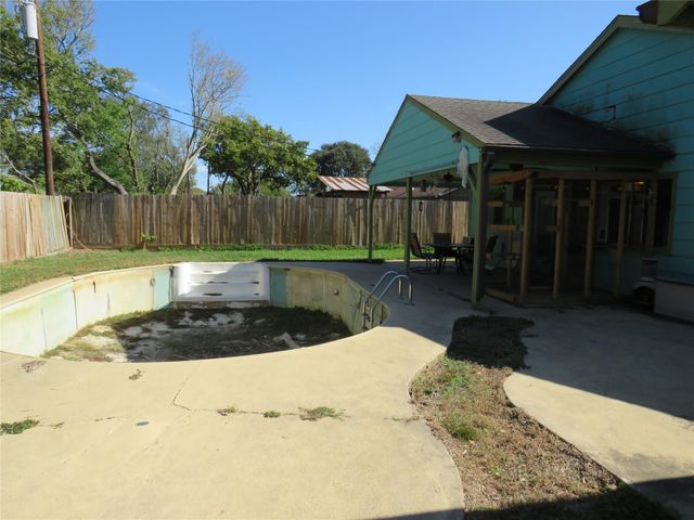 1112 N Heron Drive, Seabrook, TX 77586