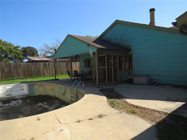 1112 N Heron Drive, Seabrook, TX 77586