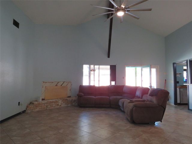 1112 N Heron Drive, Seabrook, TX 77586