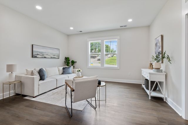 312 N Main St, Dickson, TN 37055