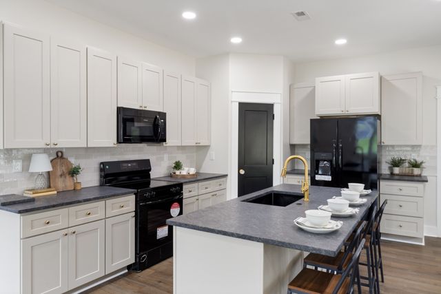 312 N Main St, Dickson, TN 37055