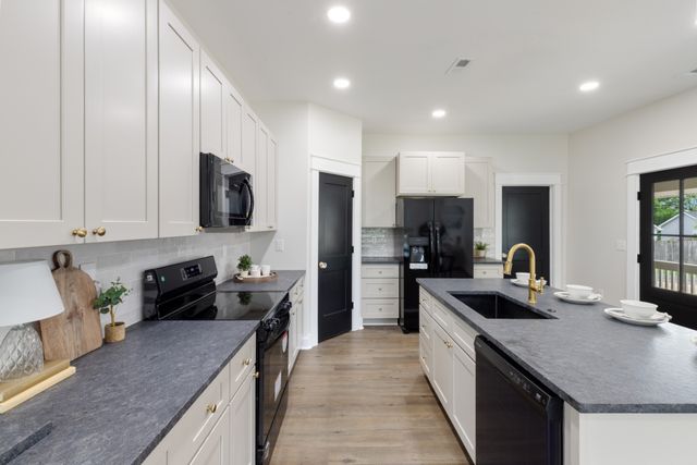 312 N Main St, Dickson, TN 37055