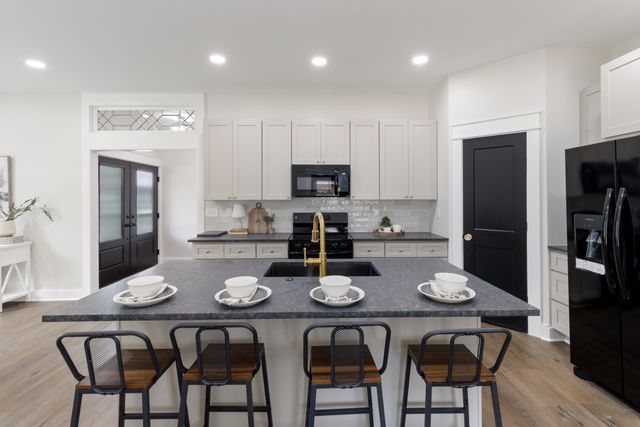 312 N Main St, Dickson, TN 37055