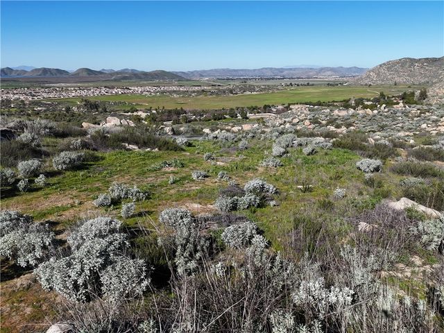 14 Starlight Mesa Drive, Hemet, CA 92544