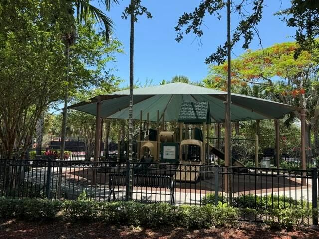692 W Palm Aire Drive, Pompano Beach, FL 33069