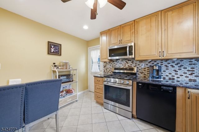 50 Skyline Lake Dr, Ringwood Boro, NJ 07456