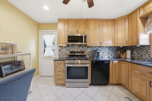 50 Skyline Lake Dr, Ringwood Boro, NJ 07456