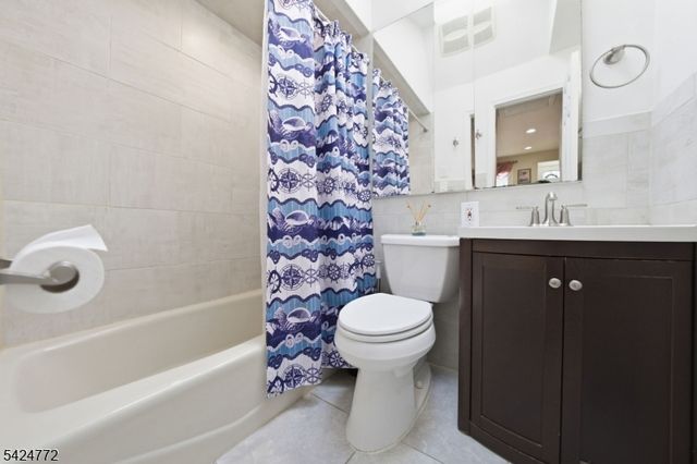 50 Skyline Lake Dr, Ringwood Boro, NJ 07456