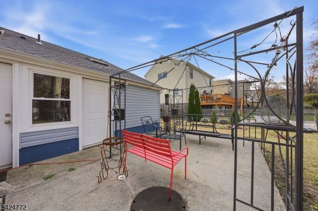 50 Skyline Lake Dr, Ringwood Boro, NJ 07456