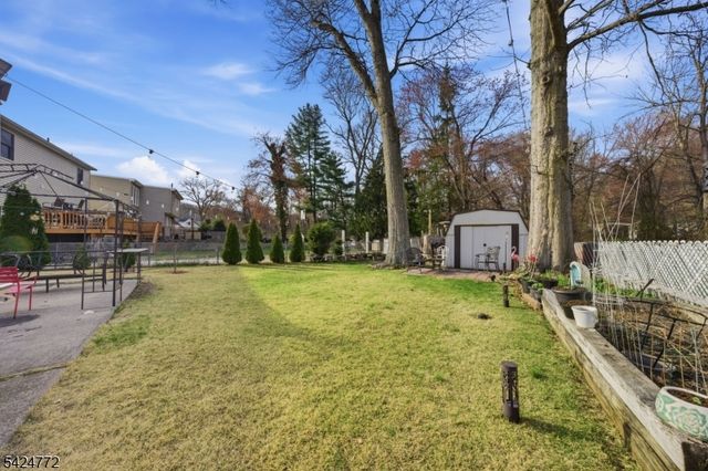 50 Skyline Lake Dr, Ringwood Boro, NJ 07456