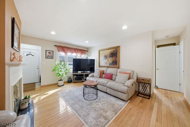 50 Skyline Lake Dr, Ringwood Boro, NJ 07456