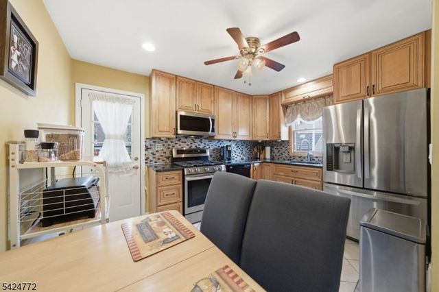 50 Skyline Lake Dr, Ringwood Boro, NJ 07456