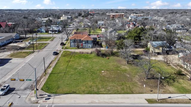 703 N Main ST, Taylor, TX 76574