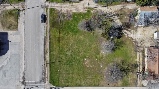703 N Main ST, Taylor, TX 76574