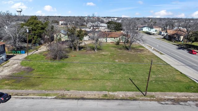 703 N Main ST, Taylor, TX 76574