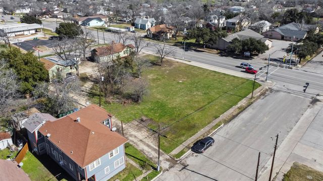 703 N Main ST, Taylor, TX 76574