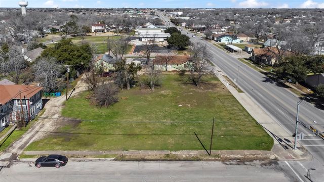 703 N Main ST, Taylor, TX 76574