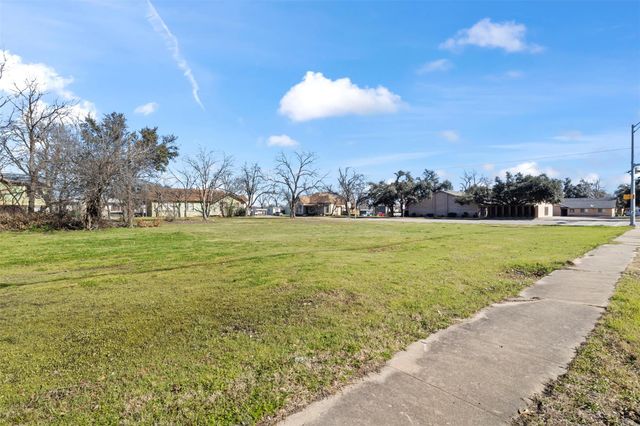 703 N Main ST, Taylor, TX 76574