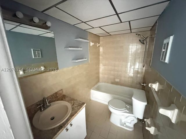 5 Olive Dr 13, Hialeah, FL 33010
