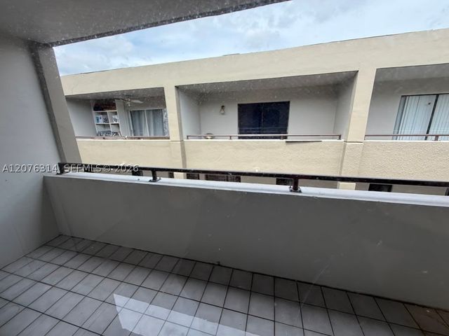 5 Olive Dr 13, Hialeah, FL 33010