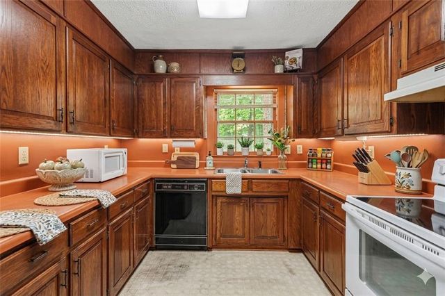 3642 Rainbow Circle SW, Snellville, GA 30039