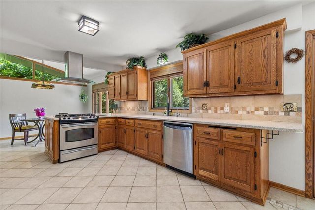 S23W26167 Canterbury LANE, Waukesha, WI 53188