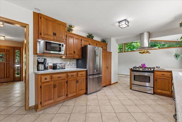 S23W26167 Canterbury LANE, Waukesha, WI 53188