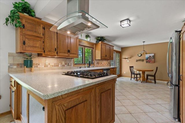 S23W26167 Canterbury LANE, Waukesha, WI 53188