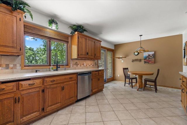 S23W26167 Canterbury LANE, Waukesha, WI 53188