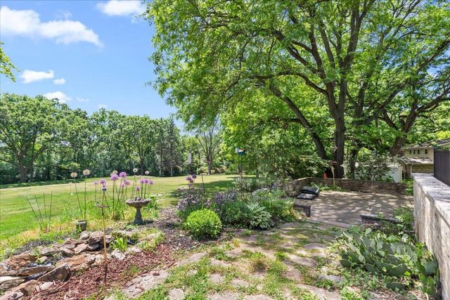 S23W26167 Canterbury LANE, Waukesha, WI 53188