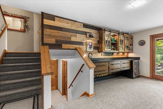 S23W26167 Canterbury LANE, Waukesha, WI 53188
