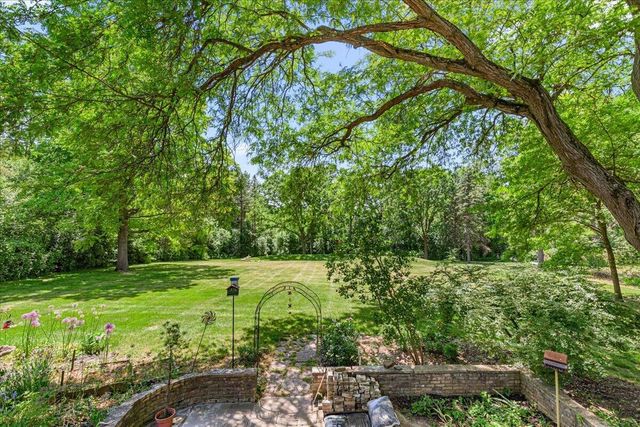 S23W26167 Canterbury LANE, Waukesha, WI 53188