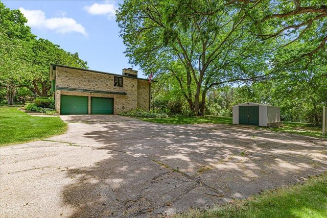 S23W26167 Canterbury LANE, Waukesha, WI 53188