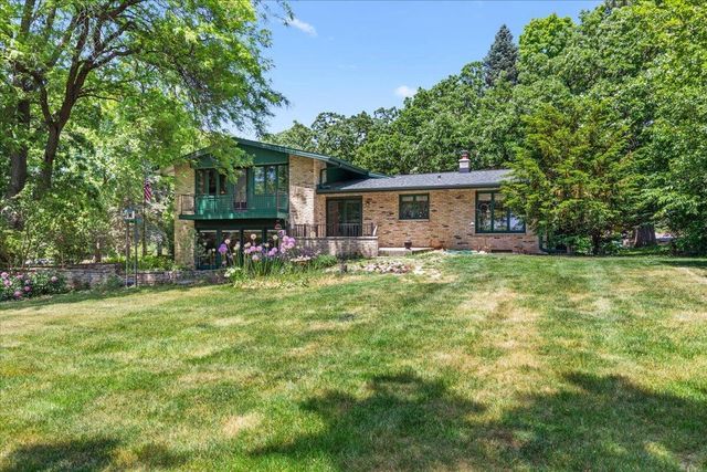 S23W26167 Canterbury LANE, Waukesha, WI 53188