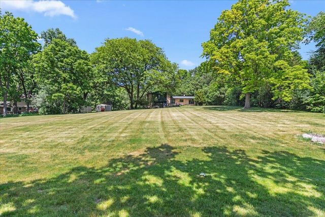 S23W26167 Canterbury LANE, Waukesha, WI 53188