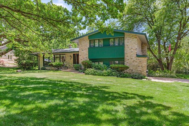 S23W26167 Canterbury LANE, Waukesha, WI 53188