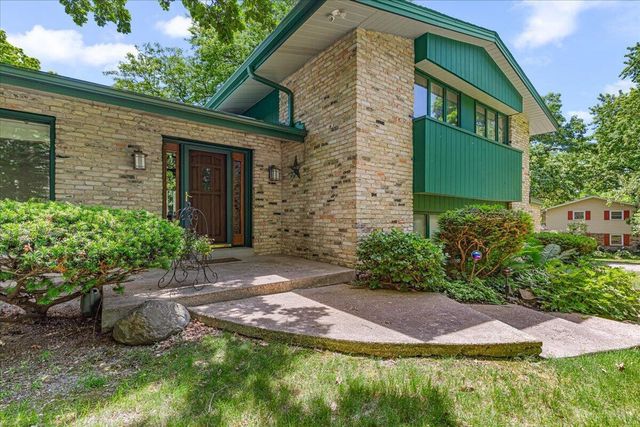 S23W26167 Canterbury LANE, Waukesha, WI 53188