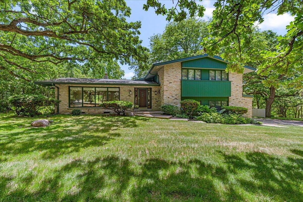 S23W26167 Canterbury LANE, Waukesha, WI 53188