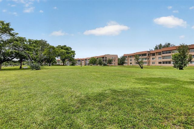 9721 Sunrise Lakes Blvd 102, Sunrise, FL 33322