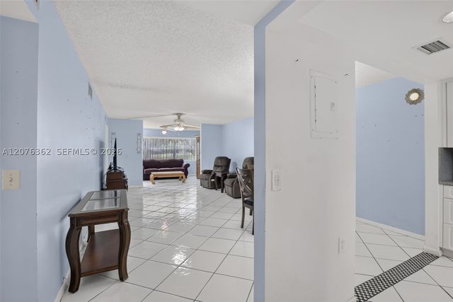 9721 Sunrise Lakes Blvd 102, Sunrise, FL 33322