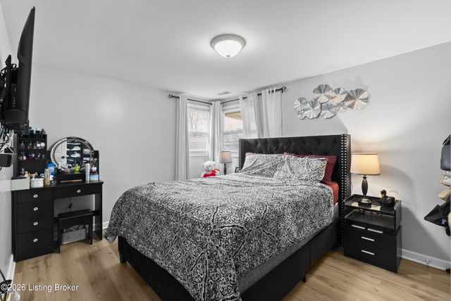 4342 Lynnview Dr, Louisville, KY 40216