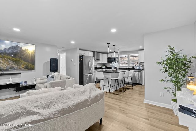 4342 Lynnview Dr, Louisville, KY 40216