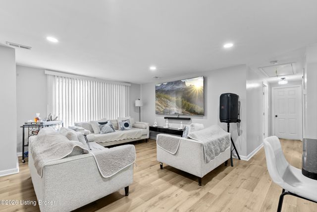 4342 Lynnview Dr, Louisville, KY 40216