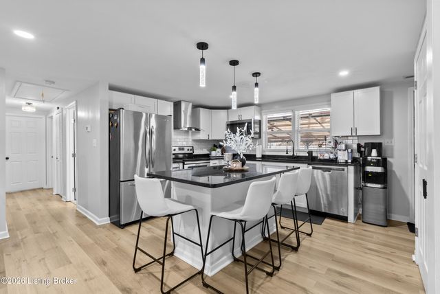 4342 Lynnview Dr, Louisville, KY 40216