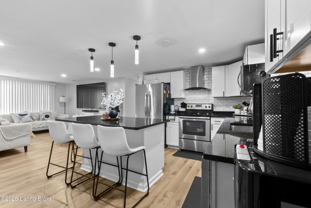 4342 Lynnview Dr, Louisville, KY 40216