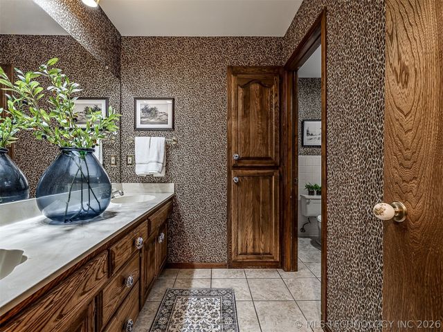 2417 Stonewall Drive, Bartlesville, OK 74006