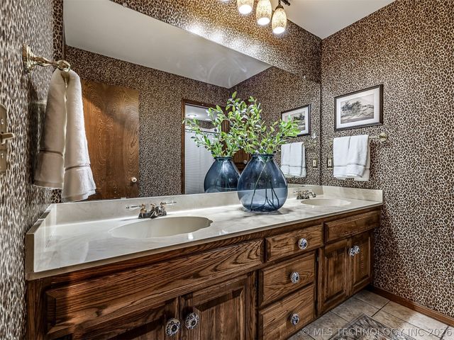 2417 Stonewall Drive, Bartlesville, OK 74006